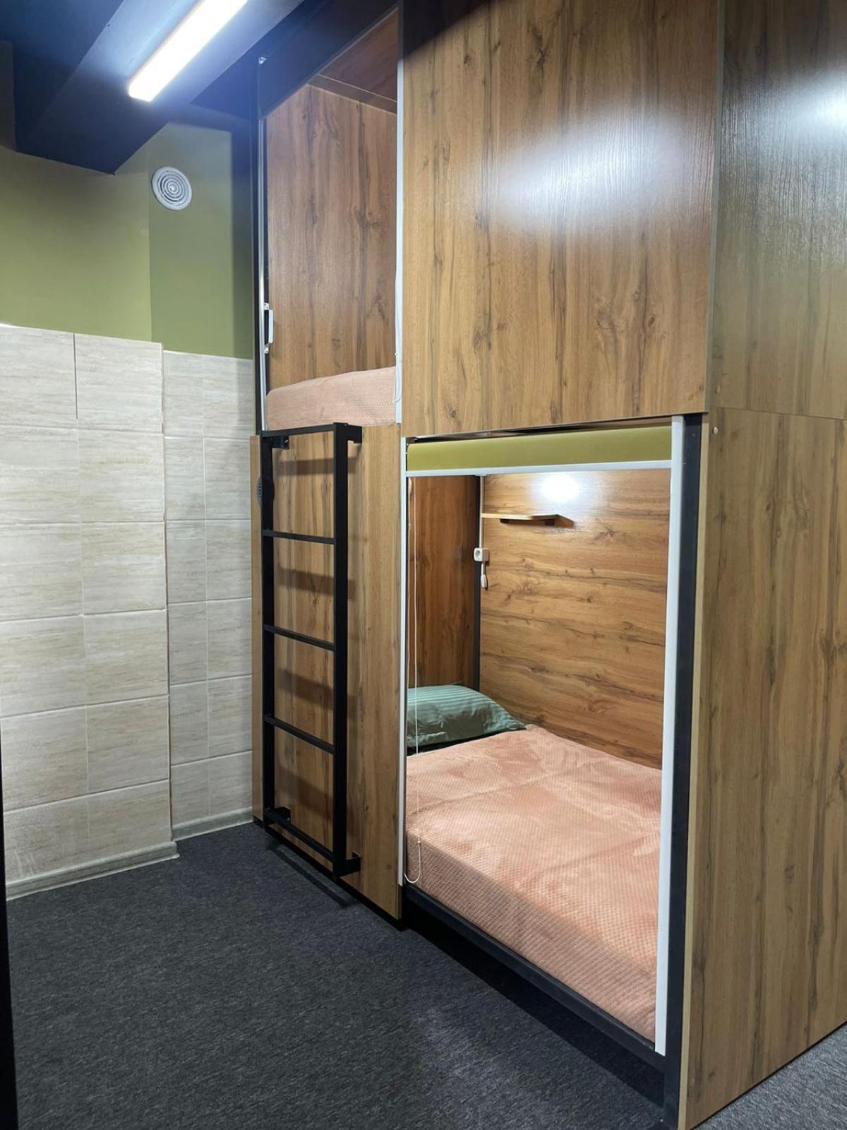 Hostel Kochevnik Capsule Hotel アルマトイ エクステリア 写真
